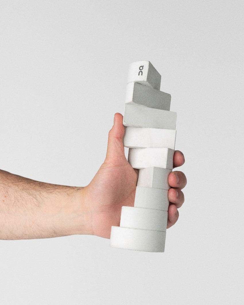 On Squad Running 2026 Trophäe aus Beton mit recyceltem Gummi, modulare gestapelte Form