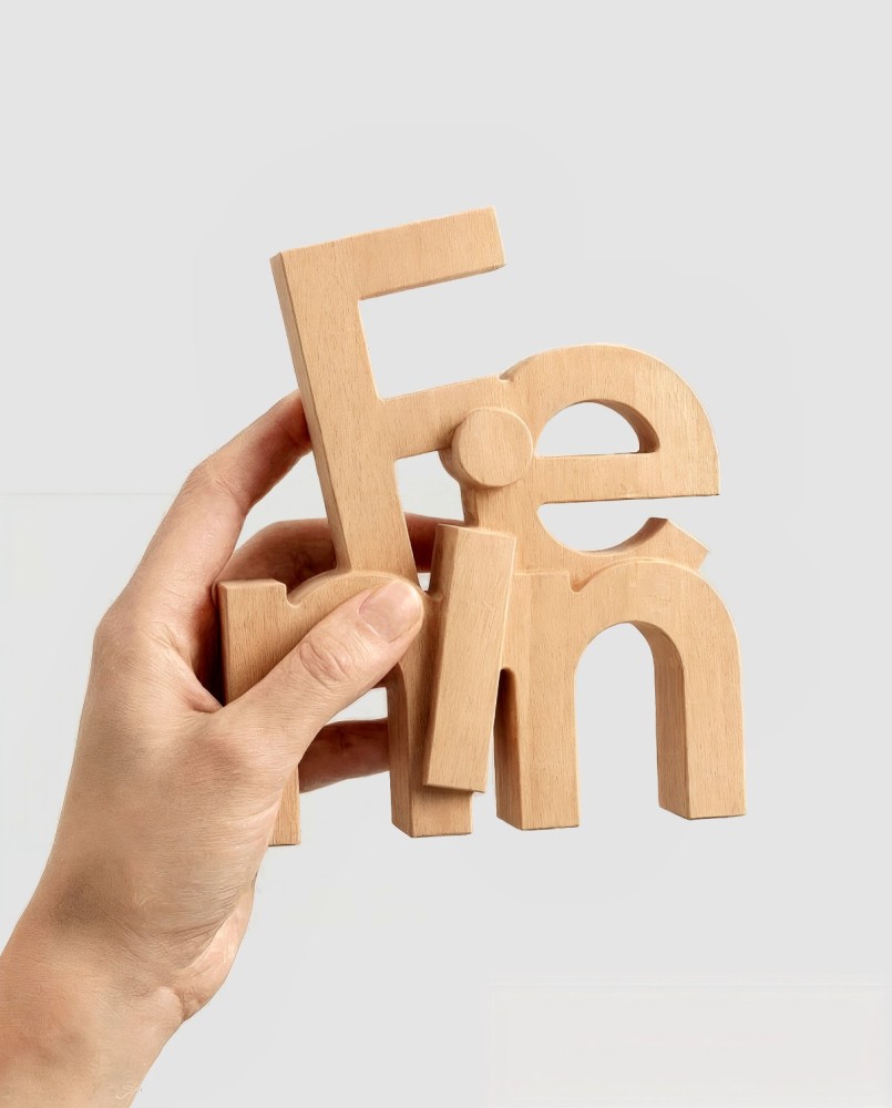 Fenin-Trophäe 2026 aus FSC-Buchenholz mit dreidimensionaler Typografie, entworfen und gefertigt mittels CNC-Fräsen