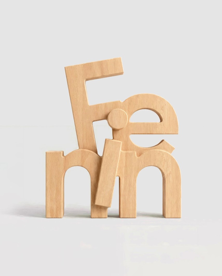 Fenin-Trophäe 2026 aus FSC-Buchenholz mit dreidimensionaler Typografie, entworfen und gefertigt mittels CNC-Fräsen