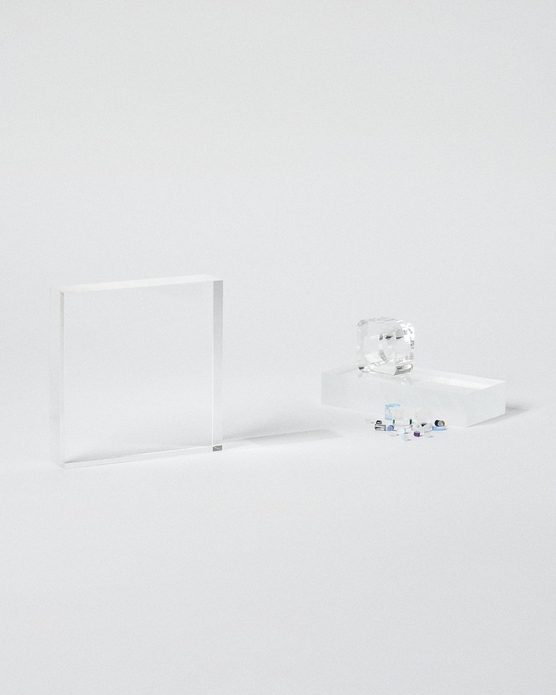 Trophée en plexiglas format plaque VITRA MINI à personnaliser, tenu par une mannequin, Sustain Awards 2