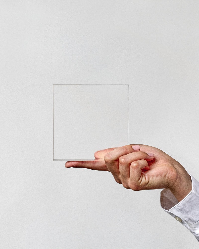 Trophée en plexiglas format plaque VITRA MINI à personnaliser, tenu par une mannequin, Sustain Awards