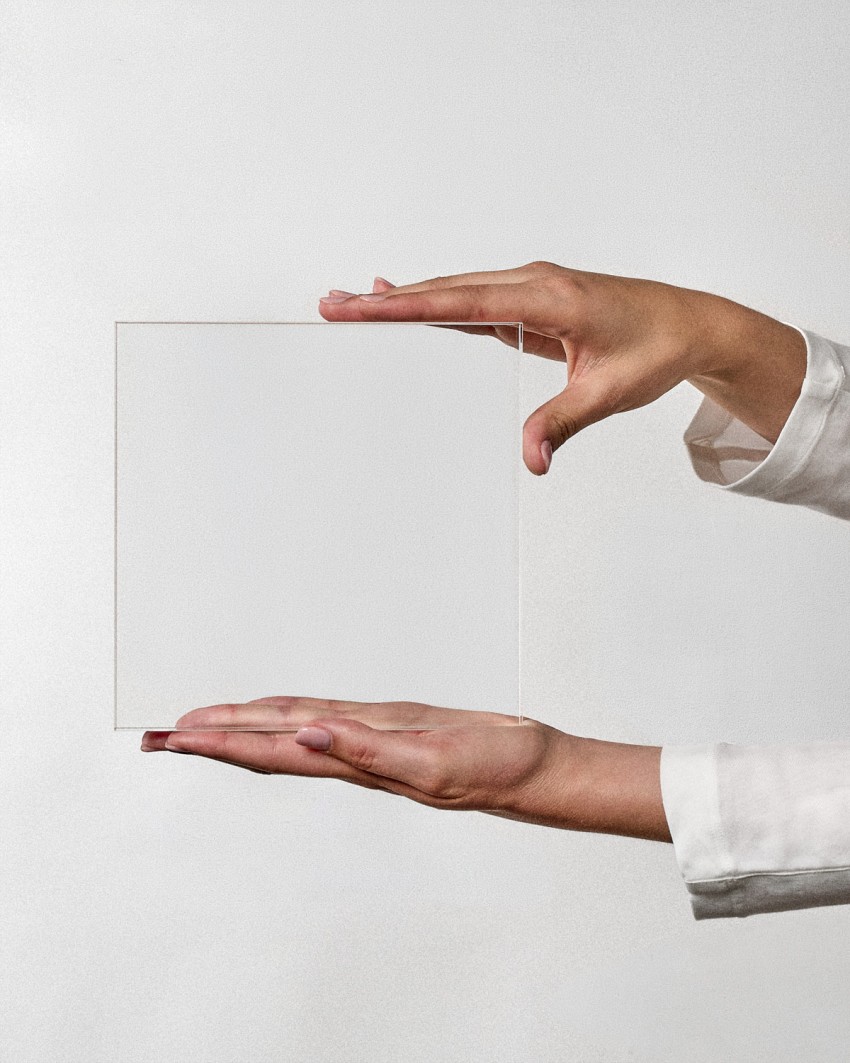 Acrylglas Ehrentafel im VITRA MAXI-Format zum Personalisieren von Modell gehalten