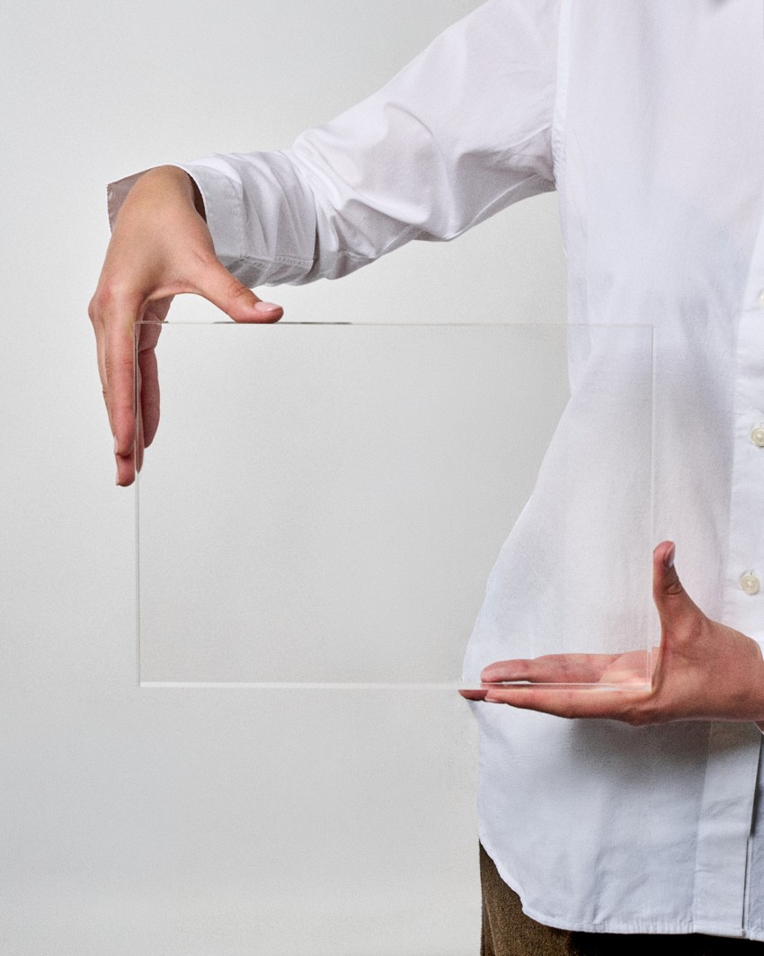 Plaque en plexiglas format rectangulaire VITRA CUSTOM A4 à personnaliser tenue par un mannequin