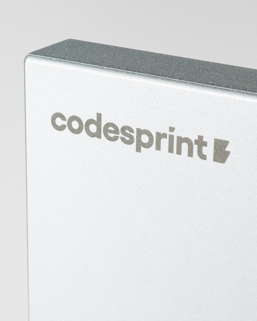 Detail der Lasergravur der Codesprint Hackathon 2026 Trophäe Sustain Awards