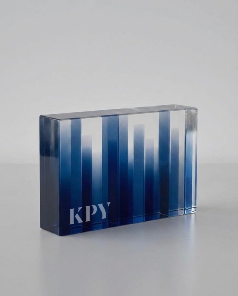 Maßgeschneiderte Trophäe Tombstone II für Danske Bank – KPY 2026, gefertigt von Sustain Awards