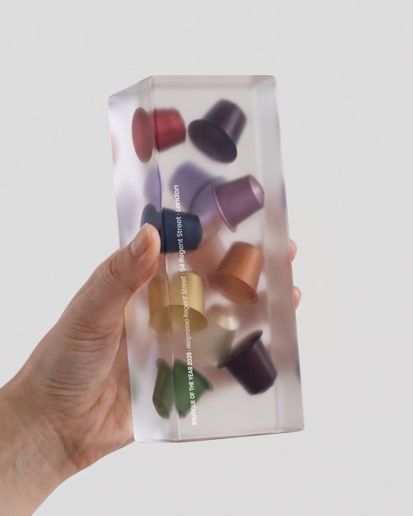Trophée Nespresso, 2026 - Inclusion dans le Plexiglas, tenu à la main