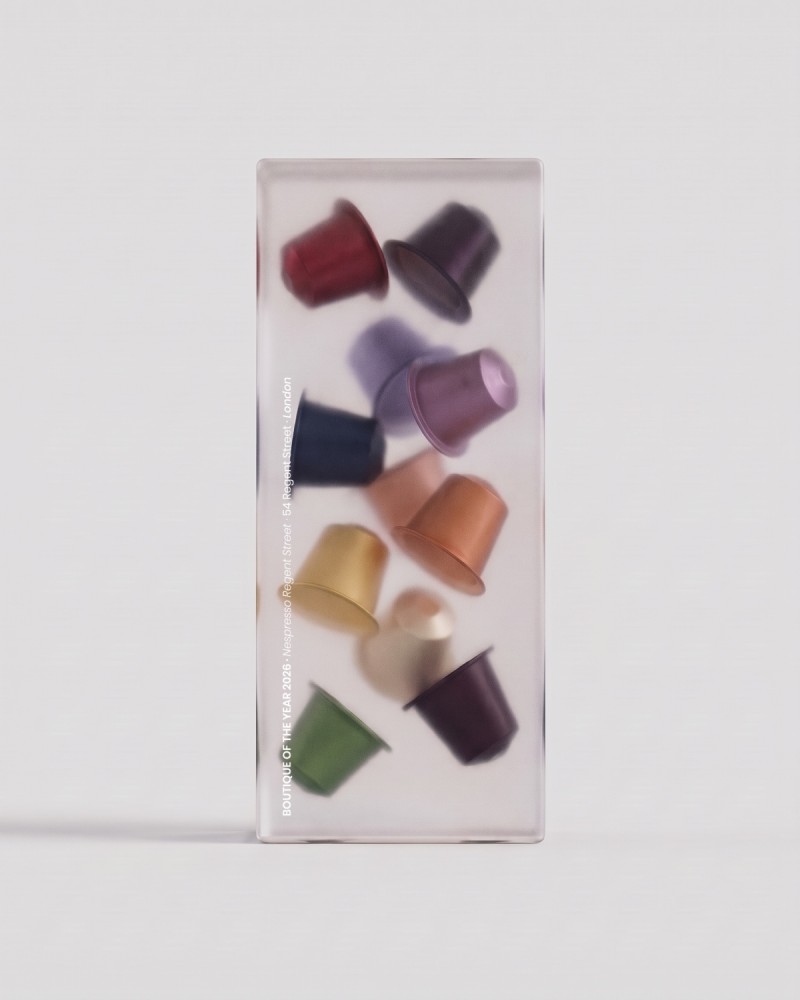 Trophée Nespresso, 2026 - Inclusion dans le Plexiglas, vue en angle 2