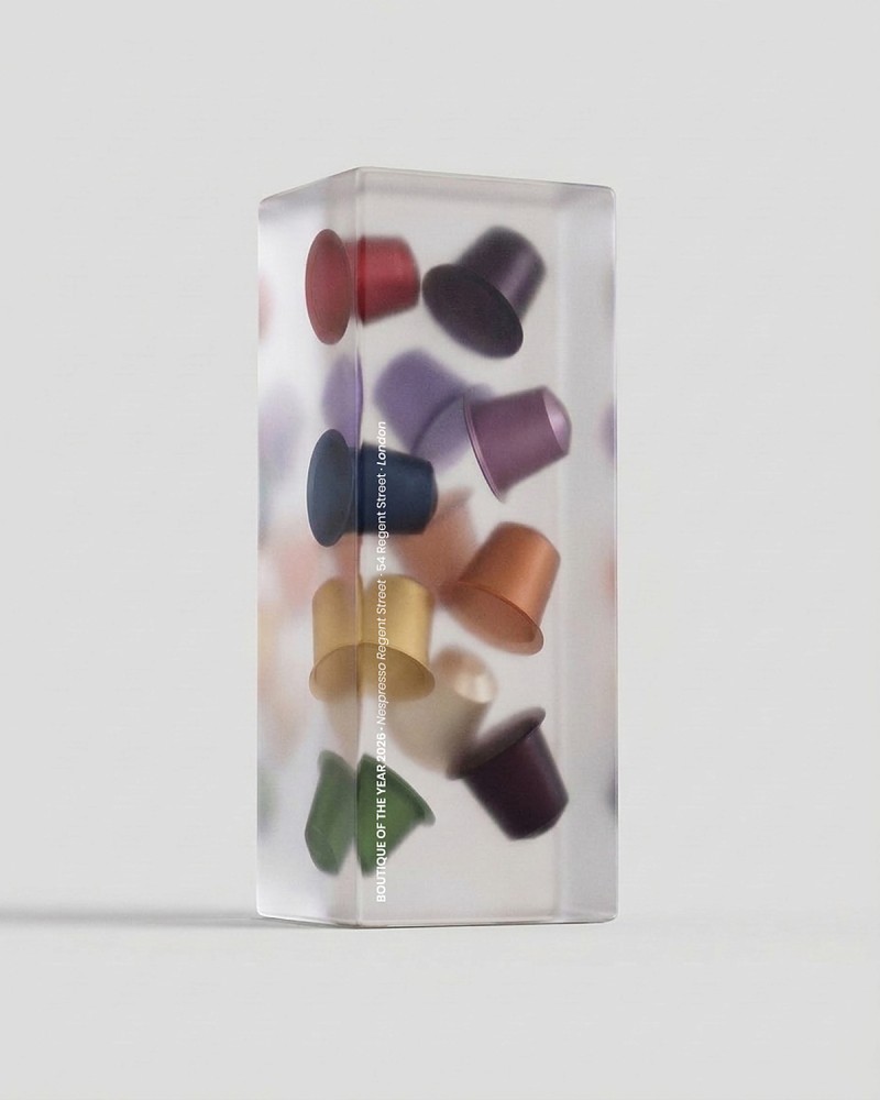 Nespresso-Trophäe, 2026 - Einschluss in Acrylglas, Winkelansicht