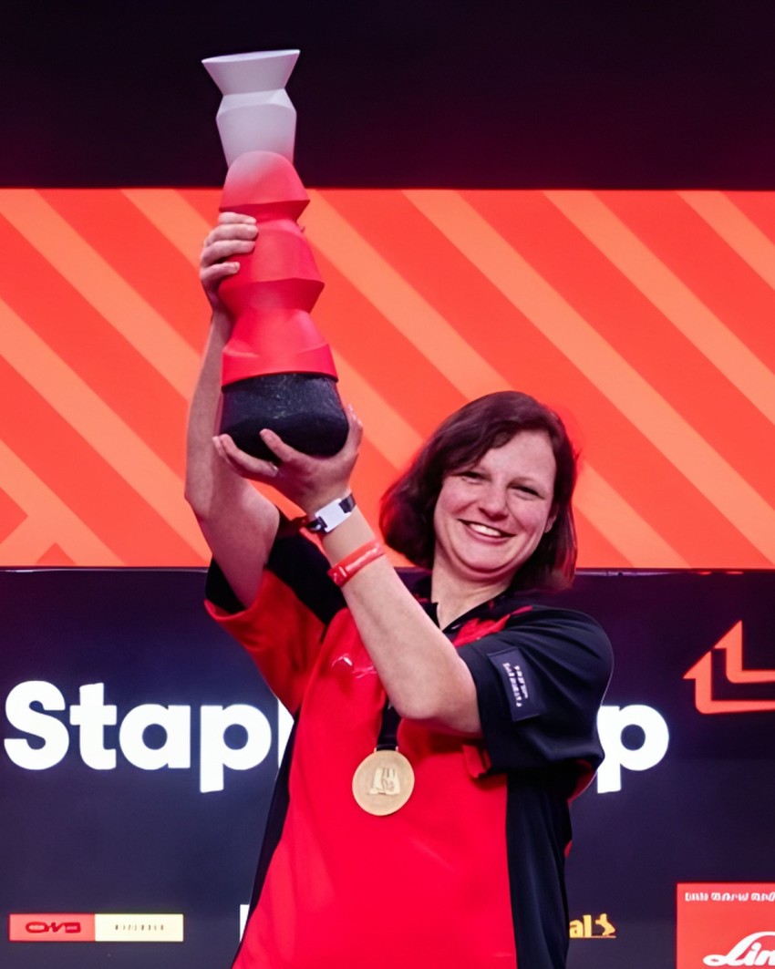 Trophée sur mesure StaplerCup, 2026 – dégradé du gris au rouge sur base en caoutchouc recyclé, fabriqué par Sustain Awards