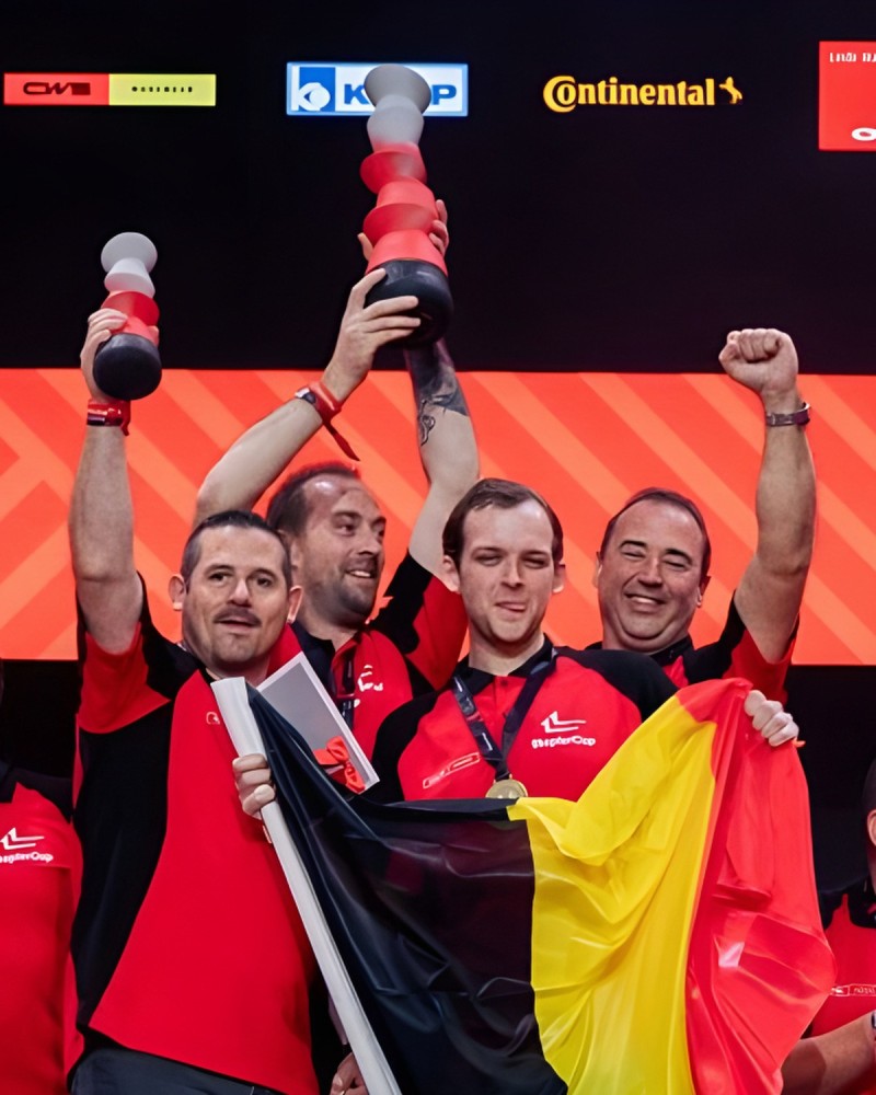 Maßgeschneiderter StaplerCup-Pokal, 2026 – Farbverlauf von Grau zu Rot auf Sockel aus recyceltem Gummi 2